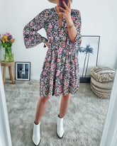 V-ringad blommig klänning i långärmad